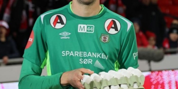 ¡El primer club de Haaland en Noruega le regaló cuatro maples de huevos a su arquero!