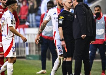 El técnico del Lyon encaró al referí y se expone a siete meses de suspensión