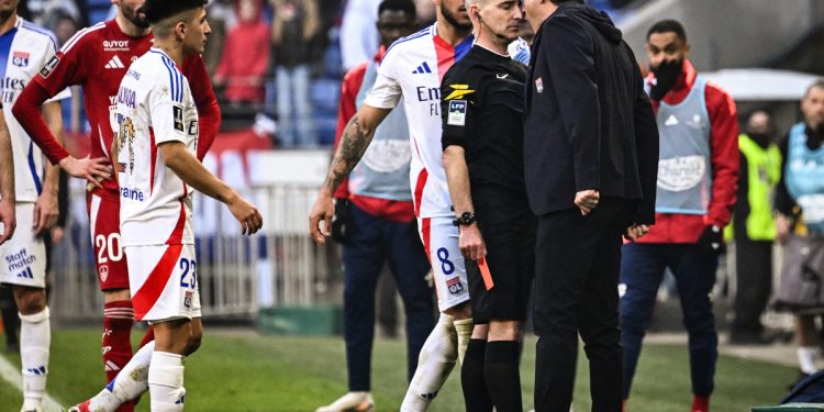El técnico del Lyon encaró al referí y se expone a siete meses de suspensión