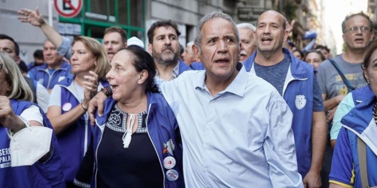 Empleados bancarios: con aumento confirmado, cuánto cobran en abril y cómo quedan todas las escalas