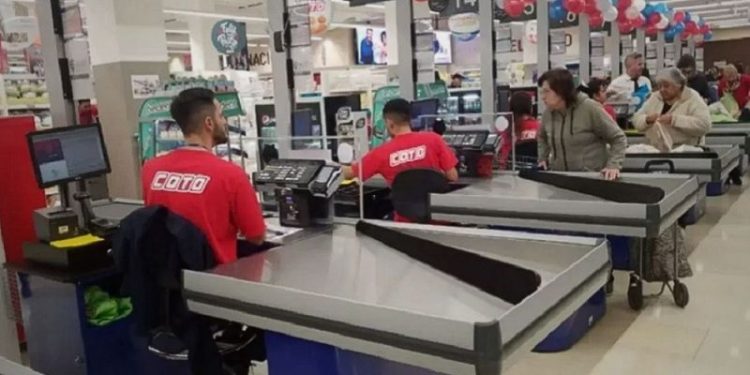 Empleados de Comercio: con aumento, cuánto cobra un cajero en abril