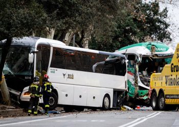 Treinta y cuatro heridos, cuatro críticos, tras un choque de dos autocares en la Diagonal de Barcelona