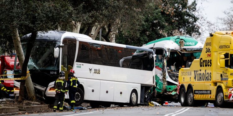 Treinta y cuatro heridos, cuatro críticos, tras un choque de dos autocares en la Diagonal de Barcelona