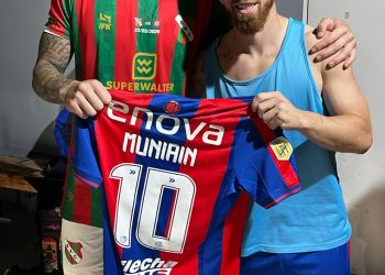 Fue una de las figuras de Sportivo Las Parejas, es fanático de San Lorenzo y se llevó la camiseta de Muniain