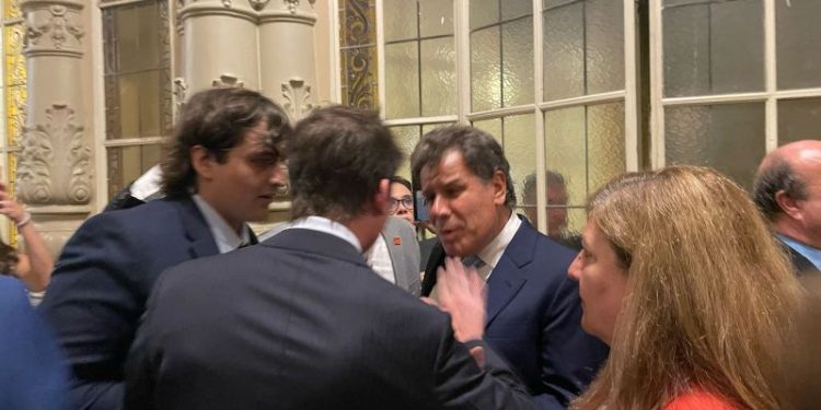 Fuerte cruce entre Santiago Caputo y Manes: qué pasó y quién le habría pegado al diputado