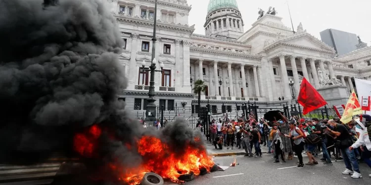 Violencia en el Congreso: barras bravas, PJ-La Cámpora y una tarde de caos