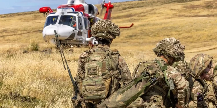 Medio británico se cuestiona si el Reino Unido tiene la capacidad para mantener su presencia militar en las Islas Malvinas