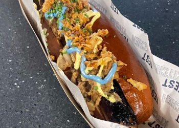 Inédito: un equipo de la Premier League le cambió el color del kétchup a sus panchos