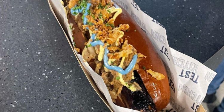 Inédito: un equipo de la Premier League le cambió el color del kétchup a sus panchos