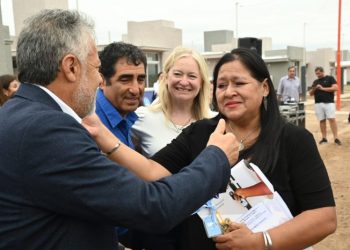 Junto a Mansur, Cornejo entregó viviendas en Rivadavia y anunció un programa para acceder a la casa propia