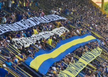 La 12 se expresó por el caso Maradona con banderas y canciones al minuto diez