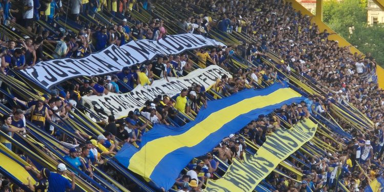 La 12 se expresó por el caso Maradona con banderas y canciones al minuto diez