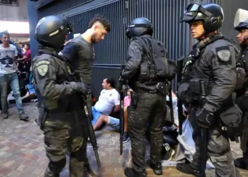 La advertencia en las pantallas del tren a los manifestantes: “La policía va a reprimir”