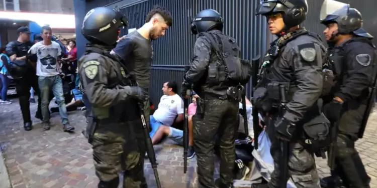 La advertencia en las pantallas del tren a los manifestantes: “La policía va a reprimir”