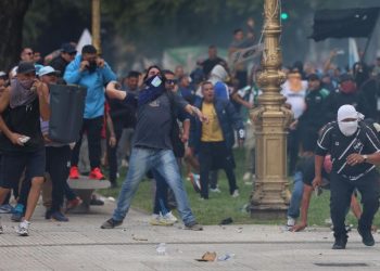 La incomodidad de la grieta: una sociedad atrapada entre barrabravas y represión policial