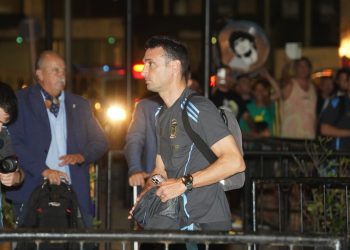 La Selección llegó a Montevideo para un clásico que puede ser clave