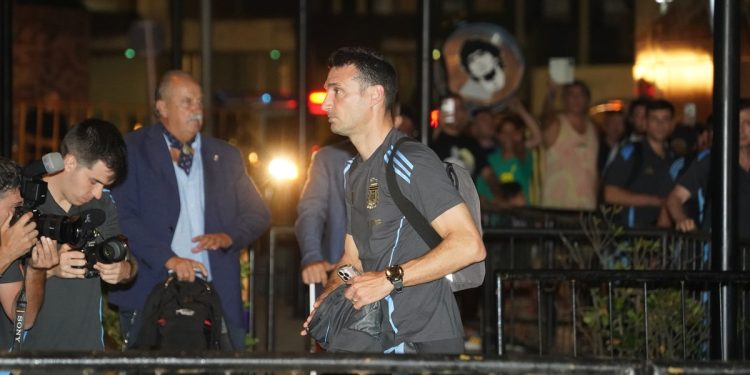 La Selección llegó a Montevideo para un clásico que puede ser clave