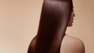Adiós a la planchita y la Keratina: el Ingrediente natural que deja el cabello lacio y brillante de manera natural