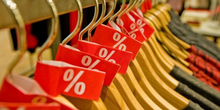 ¡Liquidación total! Dos conocidas marcas de ropa se van de los shoppings y ofrecen descuentos del 70% off