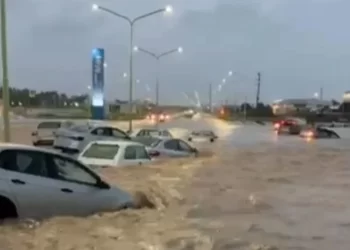 Bahía Blanca enfrenta devastador temporal: evacuaciones masivas y colapso en hospitales