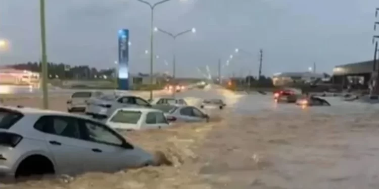 Bahía Blanca enfrenta devastador temporal: evacuaciones masivas y colapso en hospitales