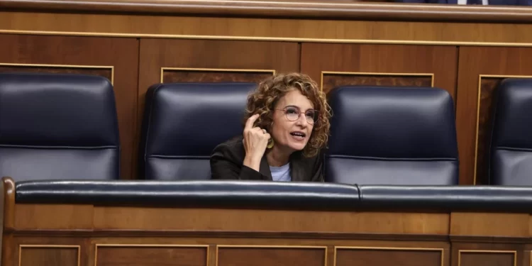 María Jesús Montero aplaza las devoluciones de cobros indebidos a pensionistas