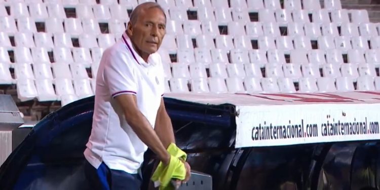 Miguel Russo: “Para mi hubo penal a Romaña”