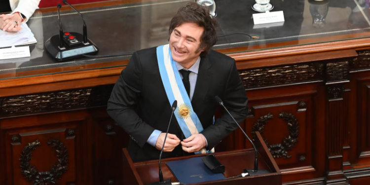 Milei volvió a la carga con su promesa de reforma migratoria: qué busca cambiar