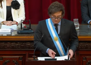 Milei vuelve al discurso beligerante y deja la épica reformista para el 2026