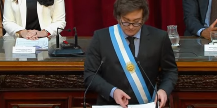 Milei vuelve al discurso beligerante y deja la épica reformista para el 2026