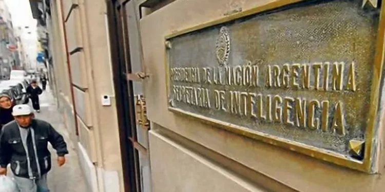 Milei ordena la desclasificación total de los archivos de la SIDE y declara crimen de lesa humanidad el atentado del ERP contra la familia Viola