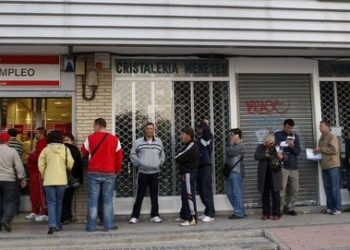 Notición para los demandantes de empleo en España: Carrefour lanza numerosas ofertas de trabajo con contrato indefinido y más de 1.500 euros mensuales