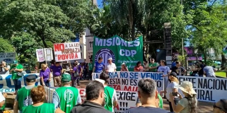 Otro gobernador peronista pasa la motosierra: la decisión que tomó para sus estatales