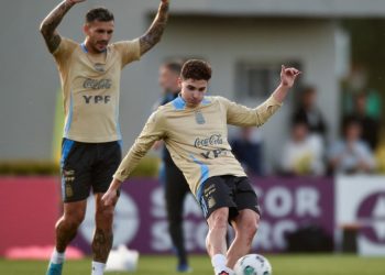 Paredes bancó a Julián luego del penal anulado: “No fue muy claro”