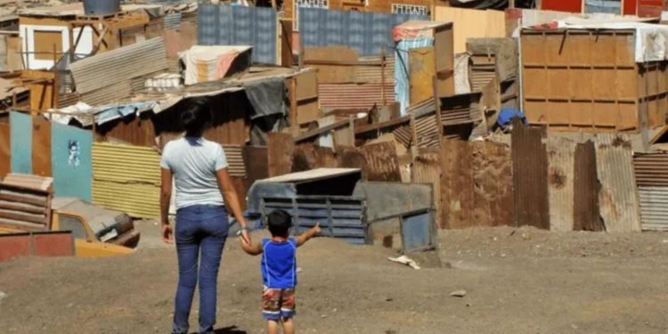 Fuerte baja: La pobreza en Argentina, que estaba en 54,9%, se sitúa en 38,1% al cierre de 2024, según el Indec