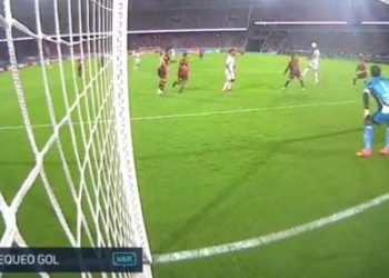 Polémica en Santiago: el gol mal anulado a Riestra en el último minuto