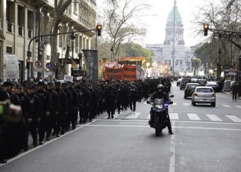 Qué hay detrás del apoyo de los hinchas de fútbol a los jubilados: historia, folclore y una pregunta que divide