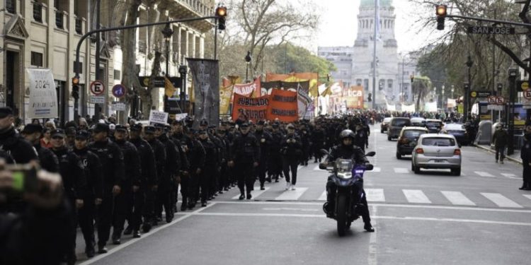 Qué hay detrás del apoyo de los hinchas de fútbol a los jubilados: historia, folclore y una pregunta que divide