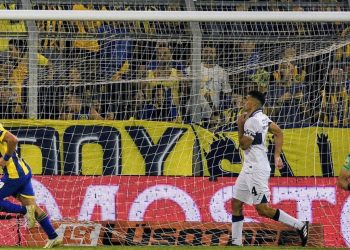 Quién es Sebastián Ferreira, el paraguayo que hizo un gol de pecho en Rosario Central