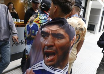 Revivir el dolor por Maradona y la foto que Olé decidió no publicar en un juicio histórico