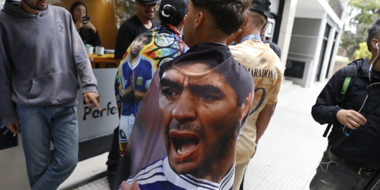Revivir el dolor por Maradona y la foto que Olé decidió no publicar en un juicio histórico
