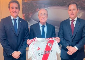 River, otra vez en el Bernabéu: visita especial y regalo al presidente del Real Madrid