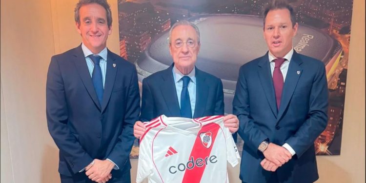 River, otra vez en el Bernabéu: visita especial y regalo al presidente del Real Madrid