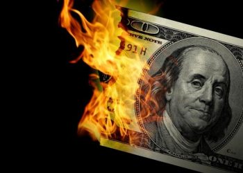 Salen dólares de los bancos: por qué y a dónde se va lo que entró en el blanqueo