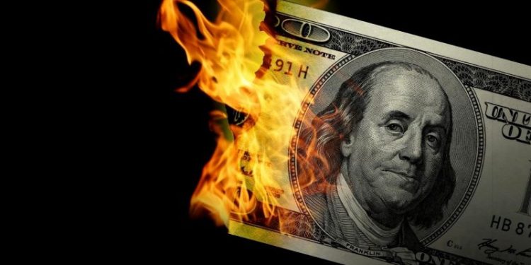 Salen dólares de los bancos: por qué y a dónde se va lo que entró en el blanqueo