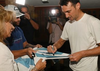 Scaloni y el día después del baile a Brasil: fotos, autógrafos y mimos en Pujato