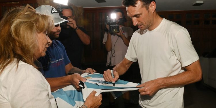 Scaloni y el día después del baile a Brasil: fotos, autógrafos y mimos en Pujato