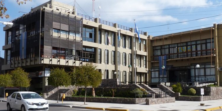 Sigue la polémica por la gestión de Mansur en Rivadavia: los vecinos acudieron al HCD por la falta de limpieza en el departamento