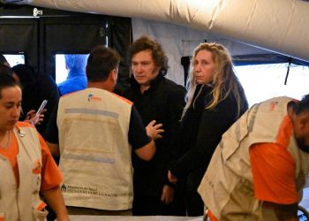 Tras visita de Milei, el gobierno nacional dispuso ayuda por 200 mil millones de pesos para Bahía Blanca mediante la creación de un fondo