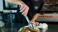 El restaurante que cambia el menú según la pesca del día y la está rompiendo en Mar del Plata